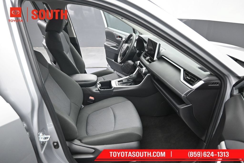 Used 2025 Toyota RAV4 XLE AWD/4WD image 30