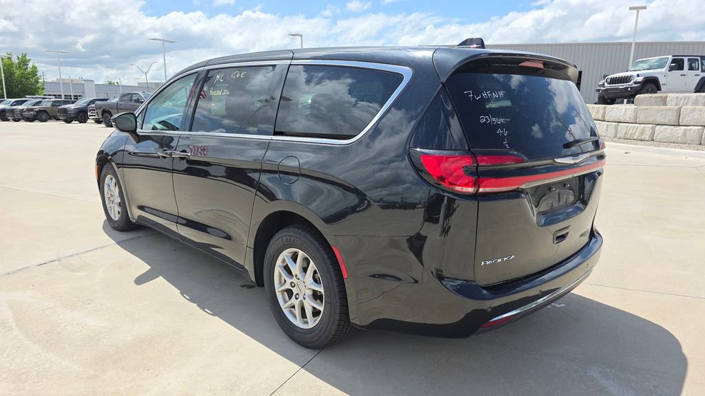Used 2023 Chrysler Pacifica Touring-L FWD image 3