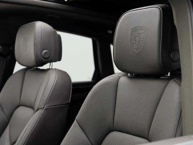 Certified 2025 Porsche Macan AWD/4WD image 10