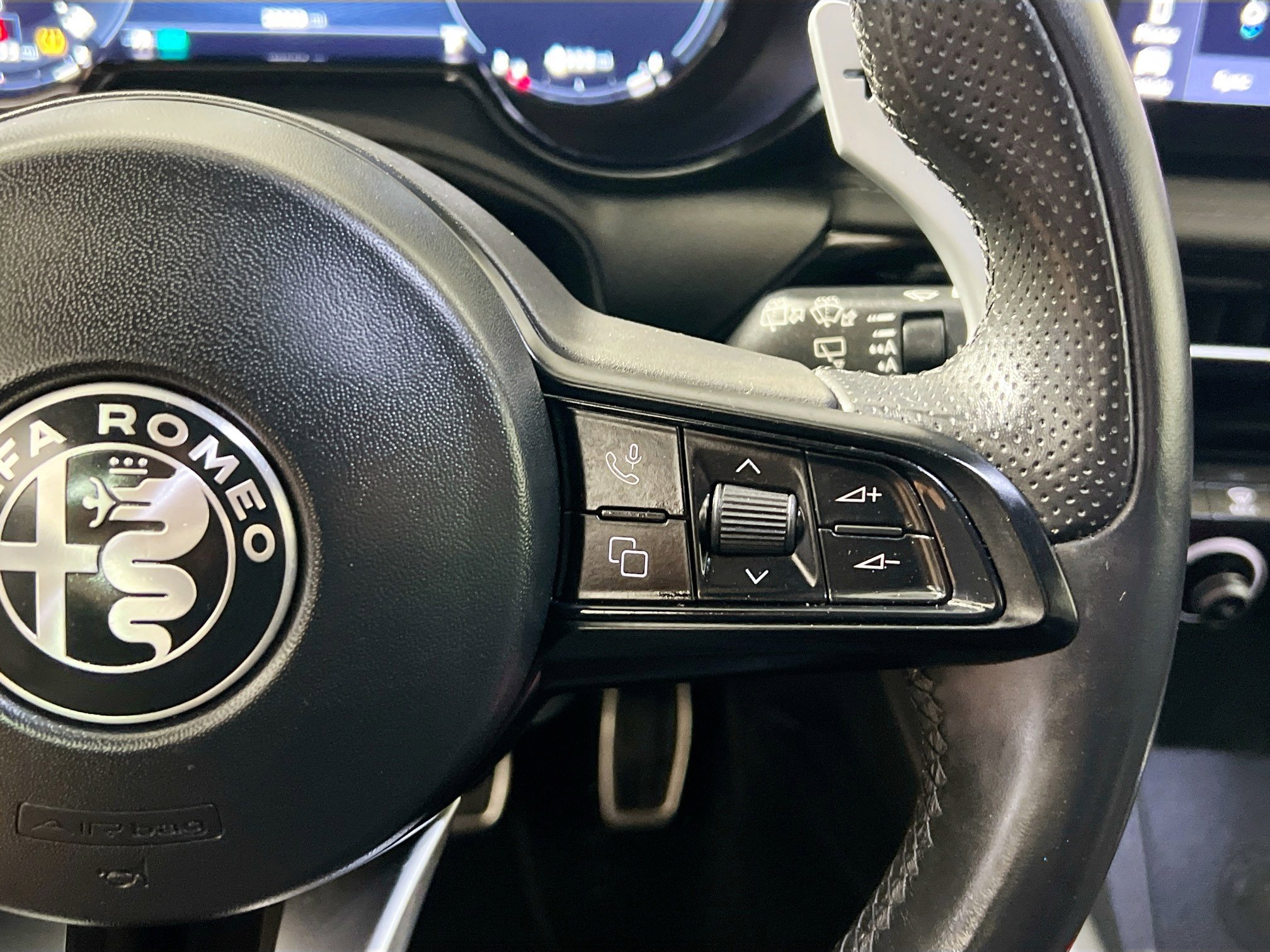 Used 2024 Alfa Romeo Tonale Veloce w/ Premium Interior Package image 19