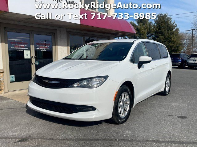 Used 2023 Chrysler Voyager LX image 3
