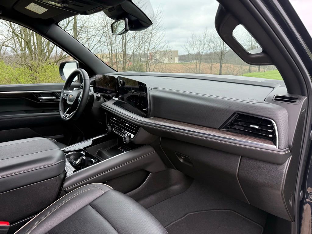 Used 2025 Chevrolet Suburban Premier image 27