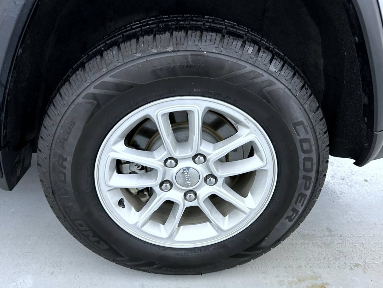 Used 2019 Jeep Grand Cherokee Laredo AWD/4WD image 23