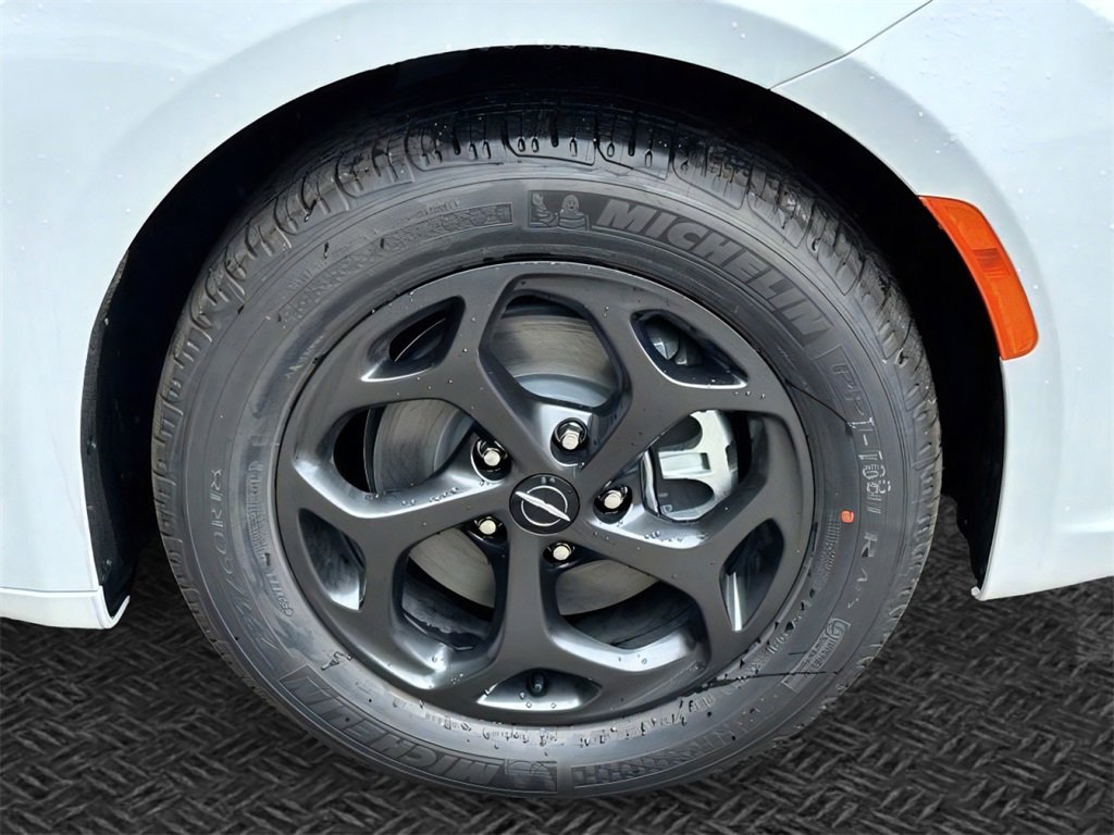 New 2022 Chrysler Pacifica Touring-L w/ S Appearance Package image 6