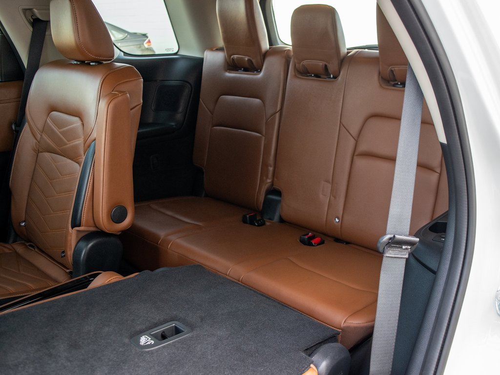 Used 2024 Nissan Pathfinder Platinum image 33