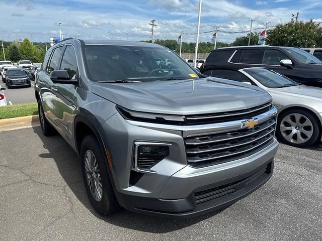 Used 2026 Chevrolet Traverse LT w/ Driver Confidence Package FWD image 3