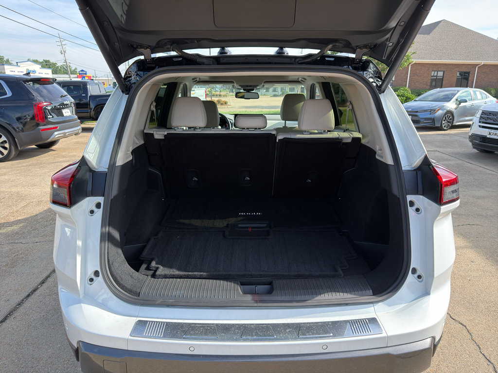 Used 2025 Nissan Rogue SL w/ Tech Package FWD image 11