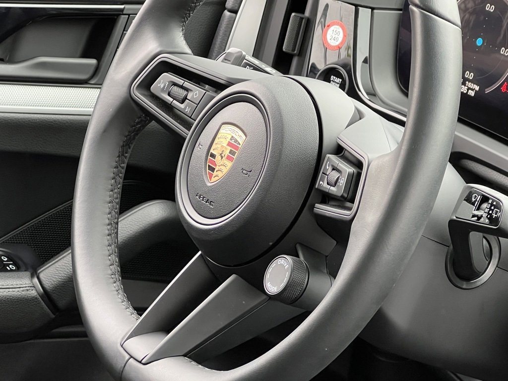 Used 2025 Porsche Cayenne image 34