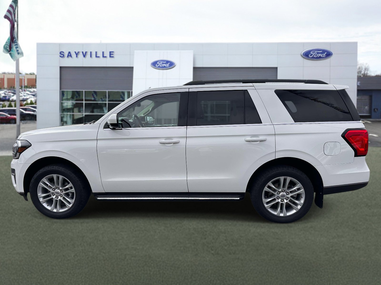Used 2022 Ford Expedition XLT AWD/4WD image 2