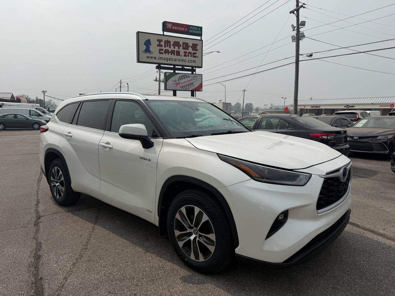 Used 2021 Toyota Highlander XLE AWD/4WD image 4