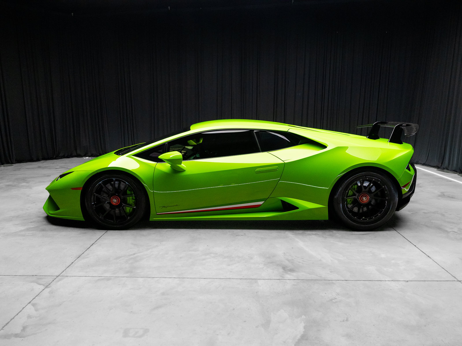 Used 2018 Lamborghini Huracan Performante AWD/4WD image 15