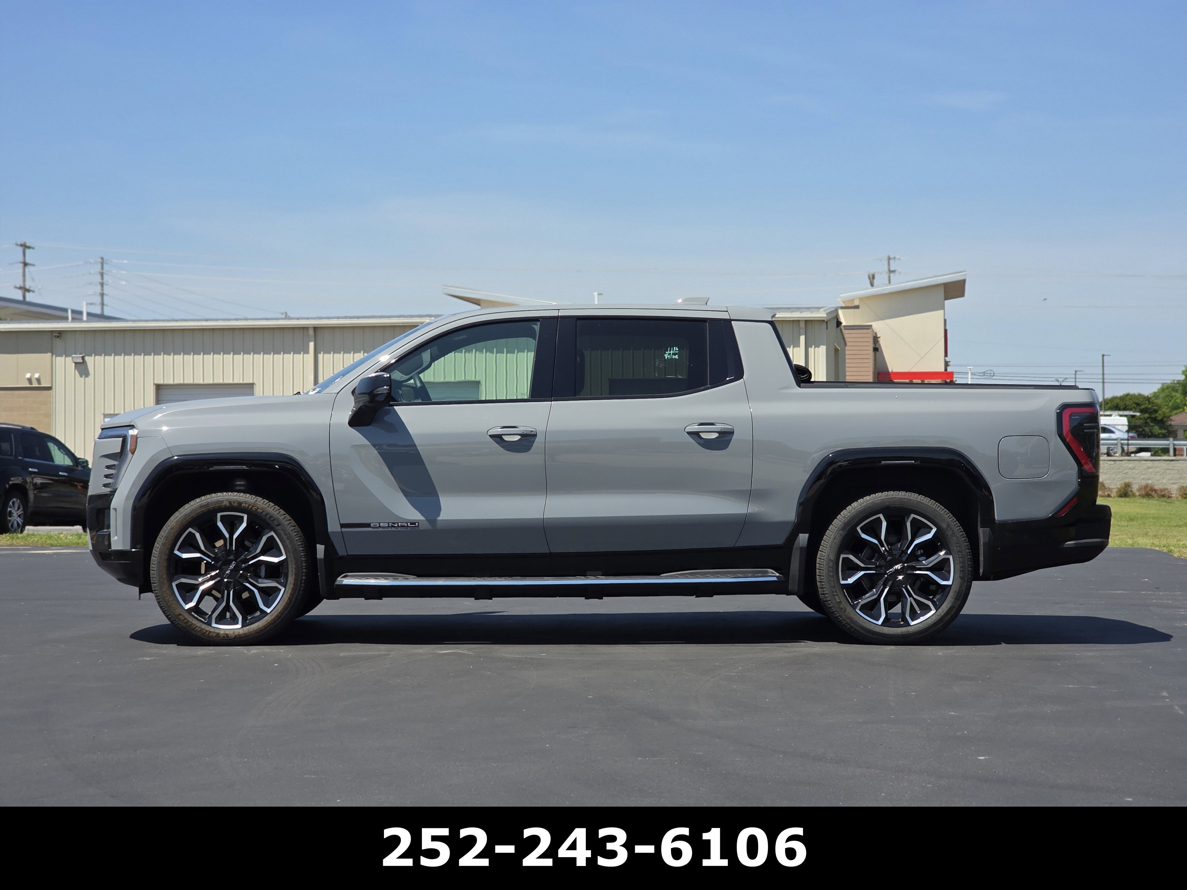 Used 2025 GMC Sierra EV Denali AWD/4WD image 4