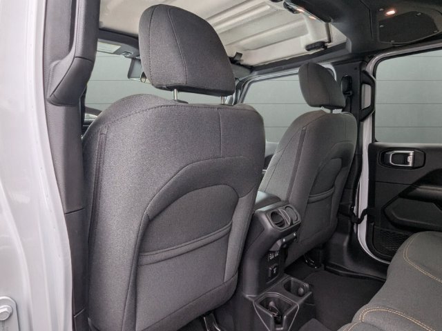 Used 2025 Jeep Wrangler Unlimited Sahara AWD/4WD image 31