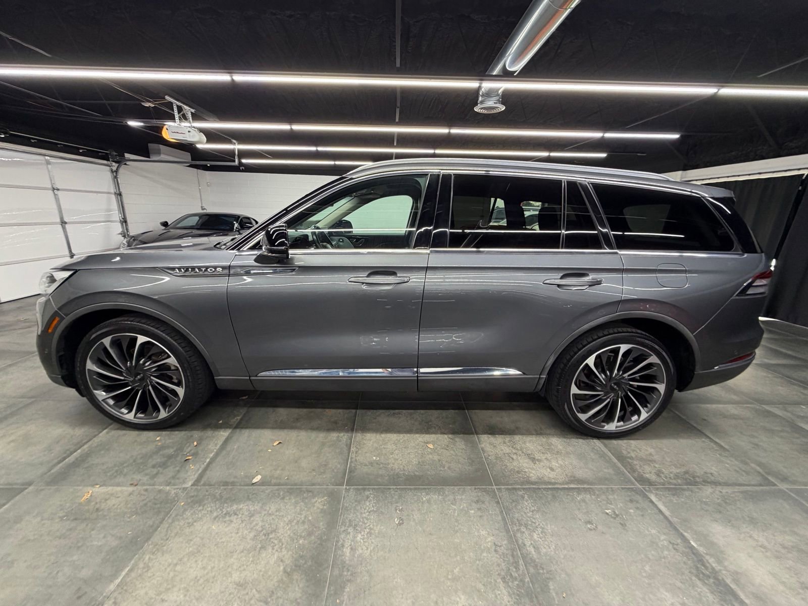 Used 2022 Lincoln Aviator Reserve w/ Equipment Group 201A image 3
