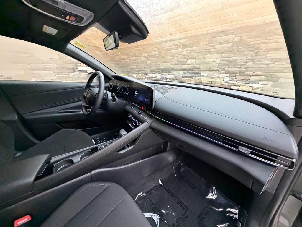 Used 2025 Hyundai Elantra SEL w/ Cargo Package FWD image 13
