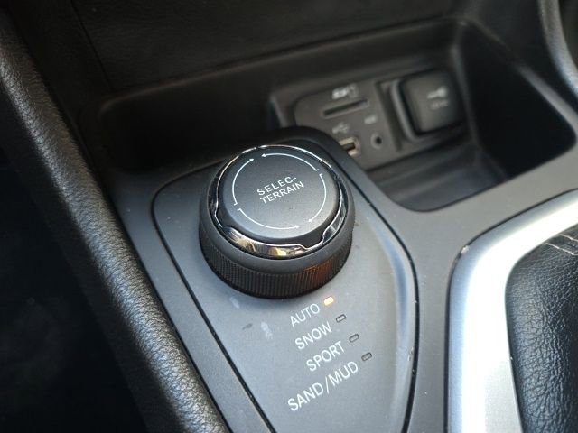 Used 2017 Jeep Cherokee Limited image 17