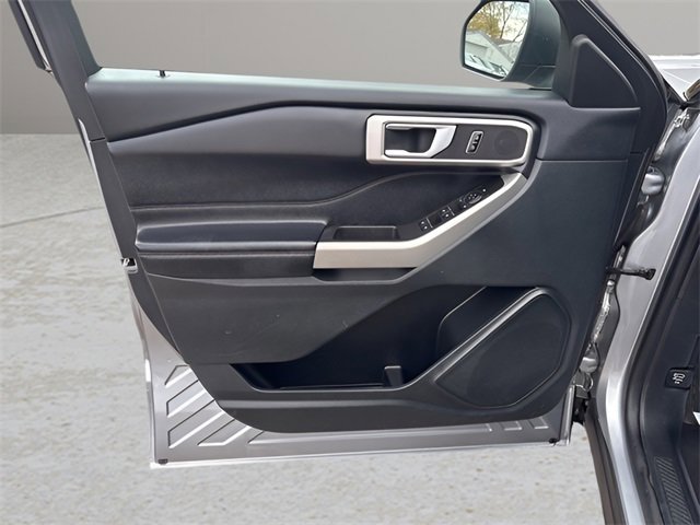 Used 2023 Ford Explorer XLT image 6