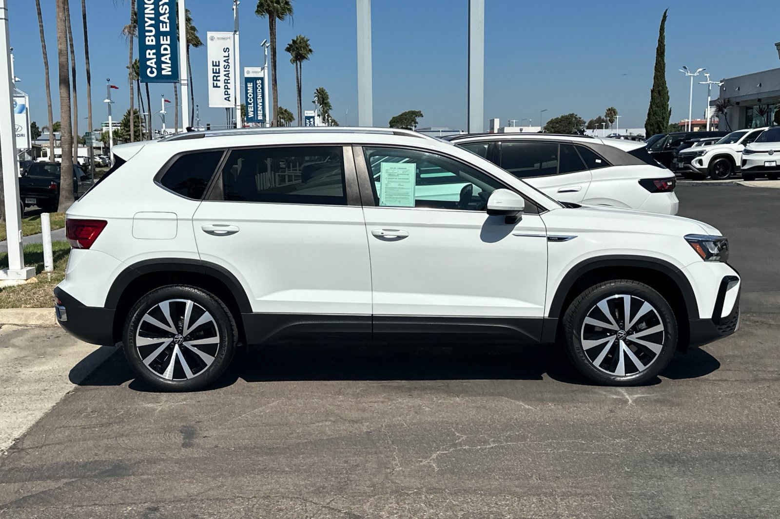 Used 2023 Volkswagen Taos SE FWD image 3