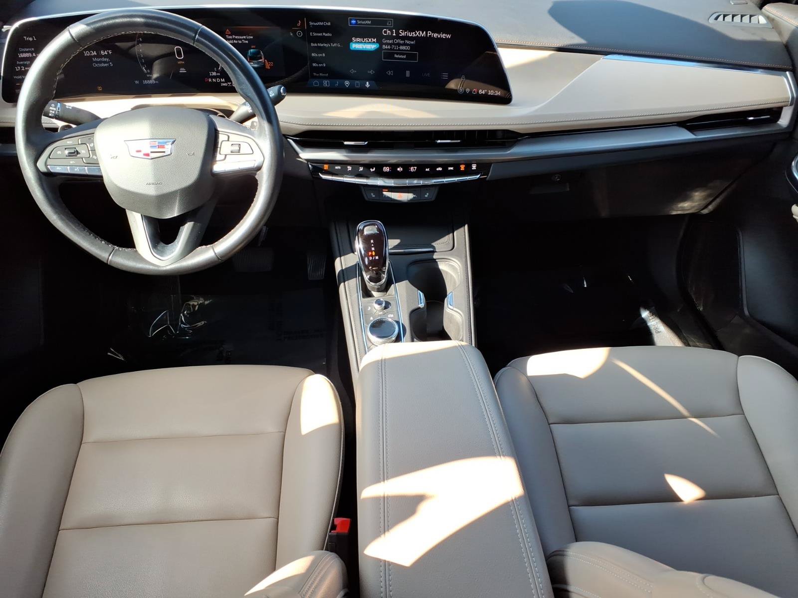 Used 2024 Cadillac XT4 Luxury w/ Cold Weather Package AWD/4WD image 17