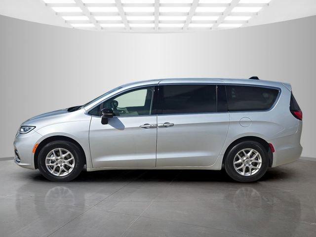 Used 2024 Chrysler Pacifica Touring-L image 7