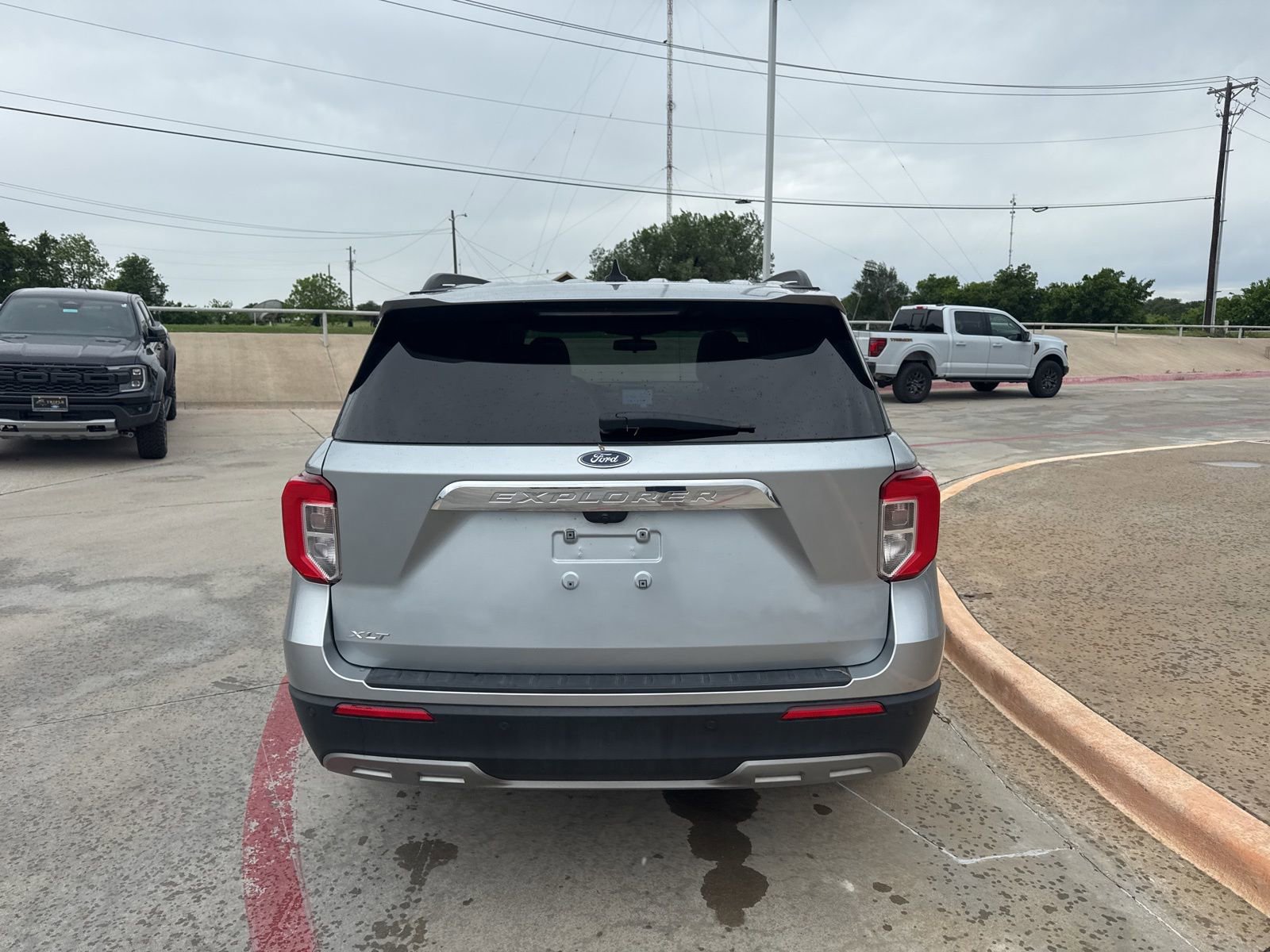 Used 2022 Ford Explorer XLT w/ Equipment Group 202A image 6