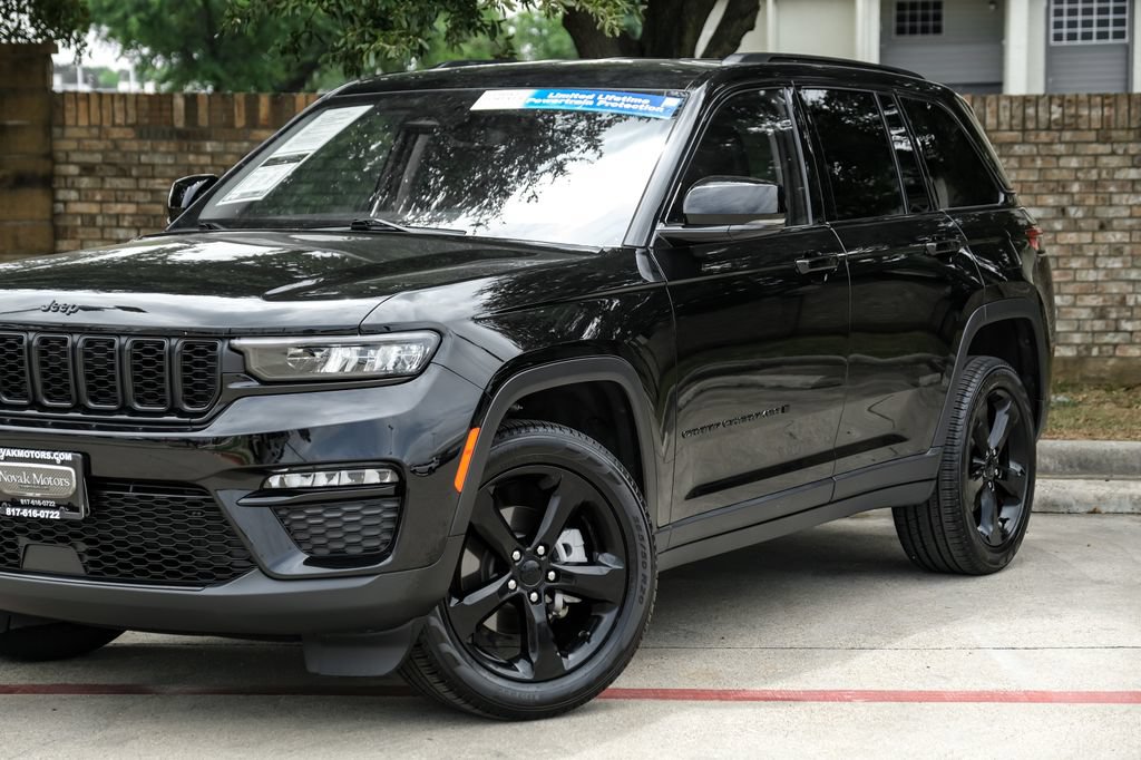 Used 2023 Jeep Grand Cherokee Limited w/ Black Appearance Package AWD/4WD image 13