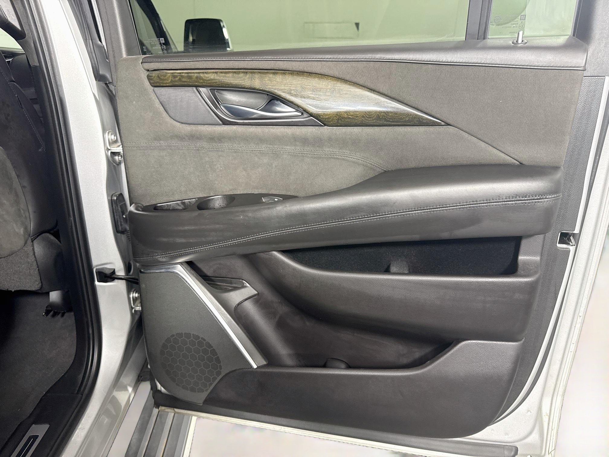 Used 2020 Cadillac Escalade ESV Platinum AWD/4WD image 28