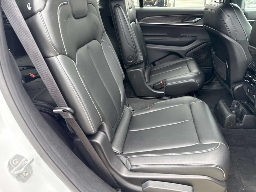 Used 2025 Jeep Grand Cherokee L Limited AWD/4WD image 13