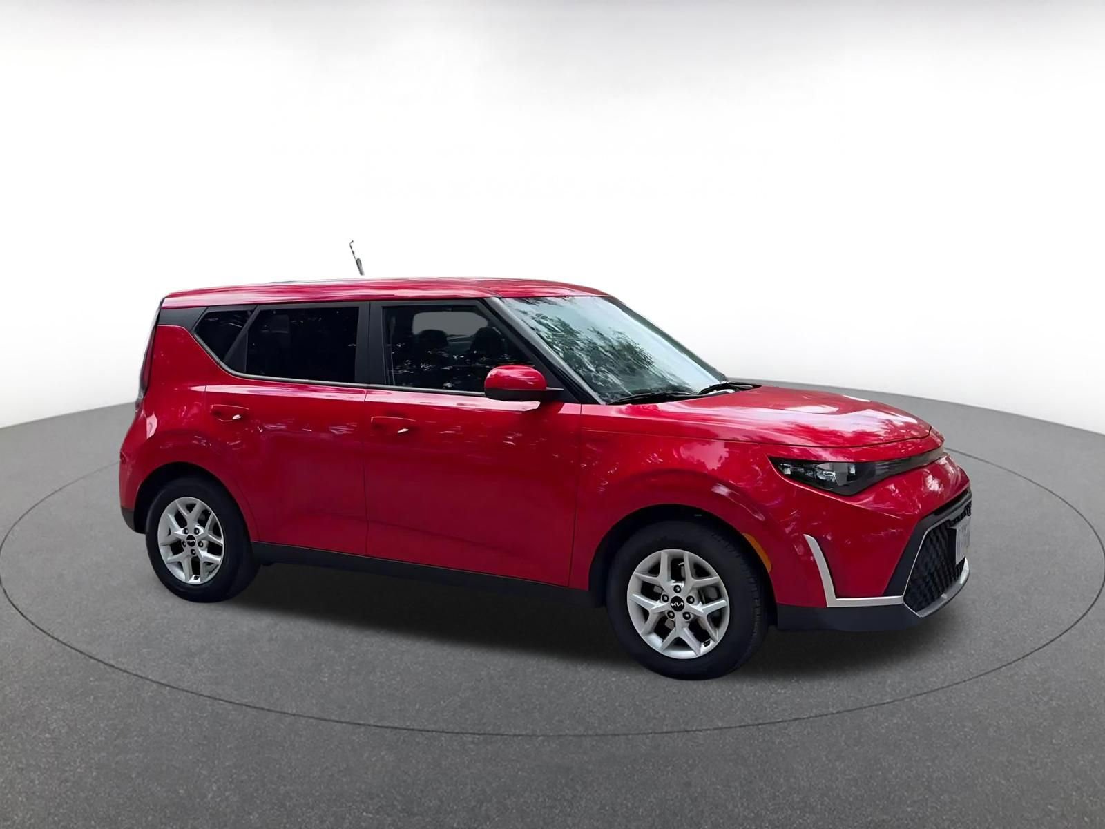 Used 2025 Kia Soul LX w/ LX Technology Package FWD image 4