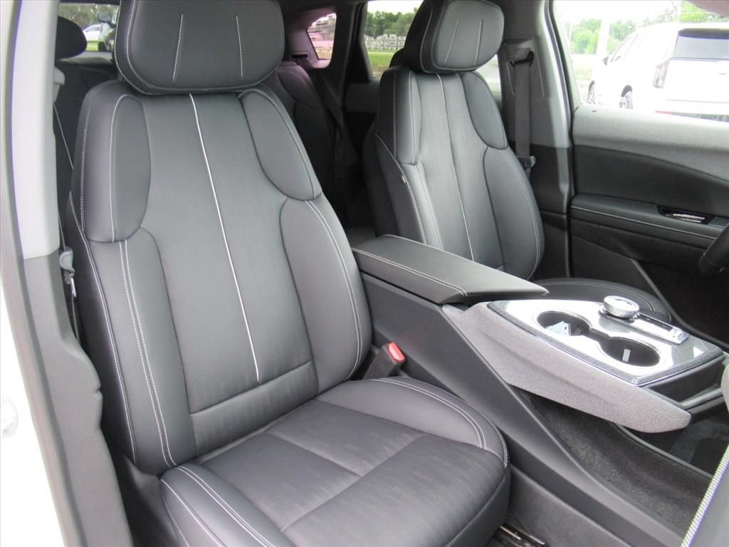 Certified 2025 Cadillac Optiq Luxury 2 w/ LPO, Floor Liner Package AWD/4WD image 10