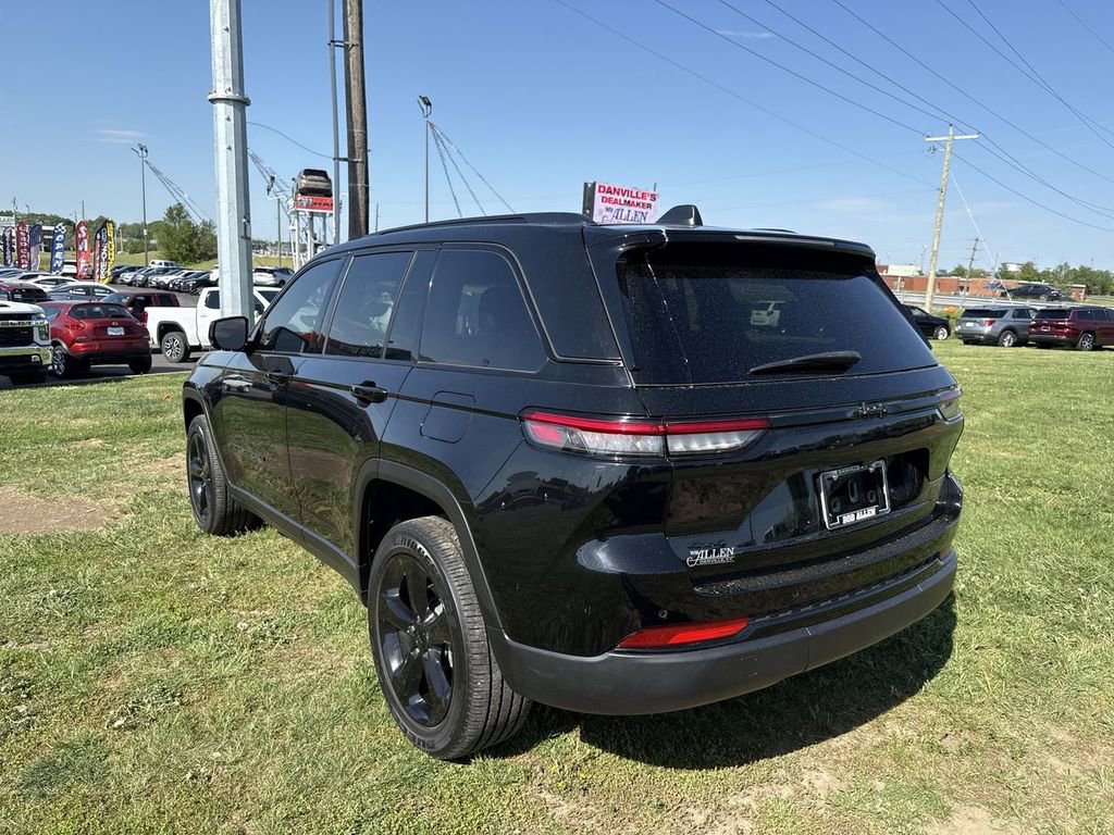 Used 2023 Jeep Grand Cherokee Altitude AWD/4WD image 12