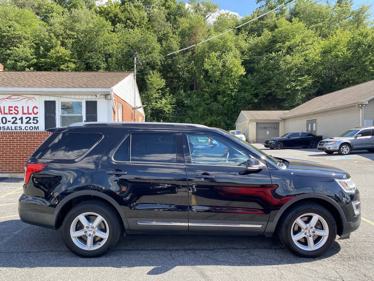 Used 2017 Ford Explorer XLT w/ Equipment Group 202A AWD/4WD image 4