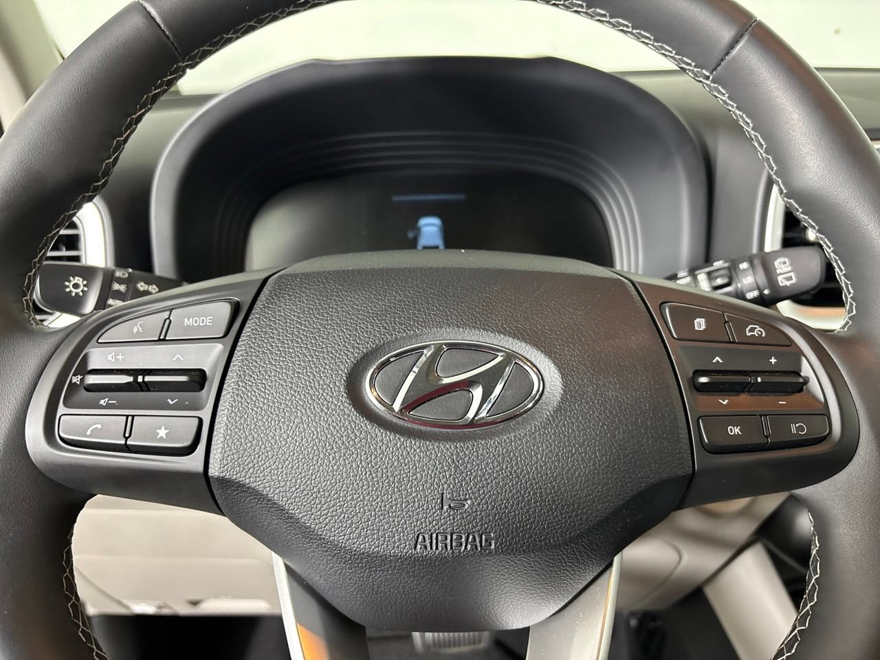 Used 2025 Hyundai Venue SEL FWD image 16