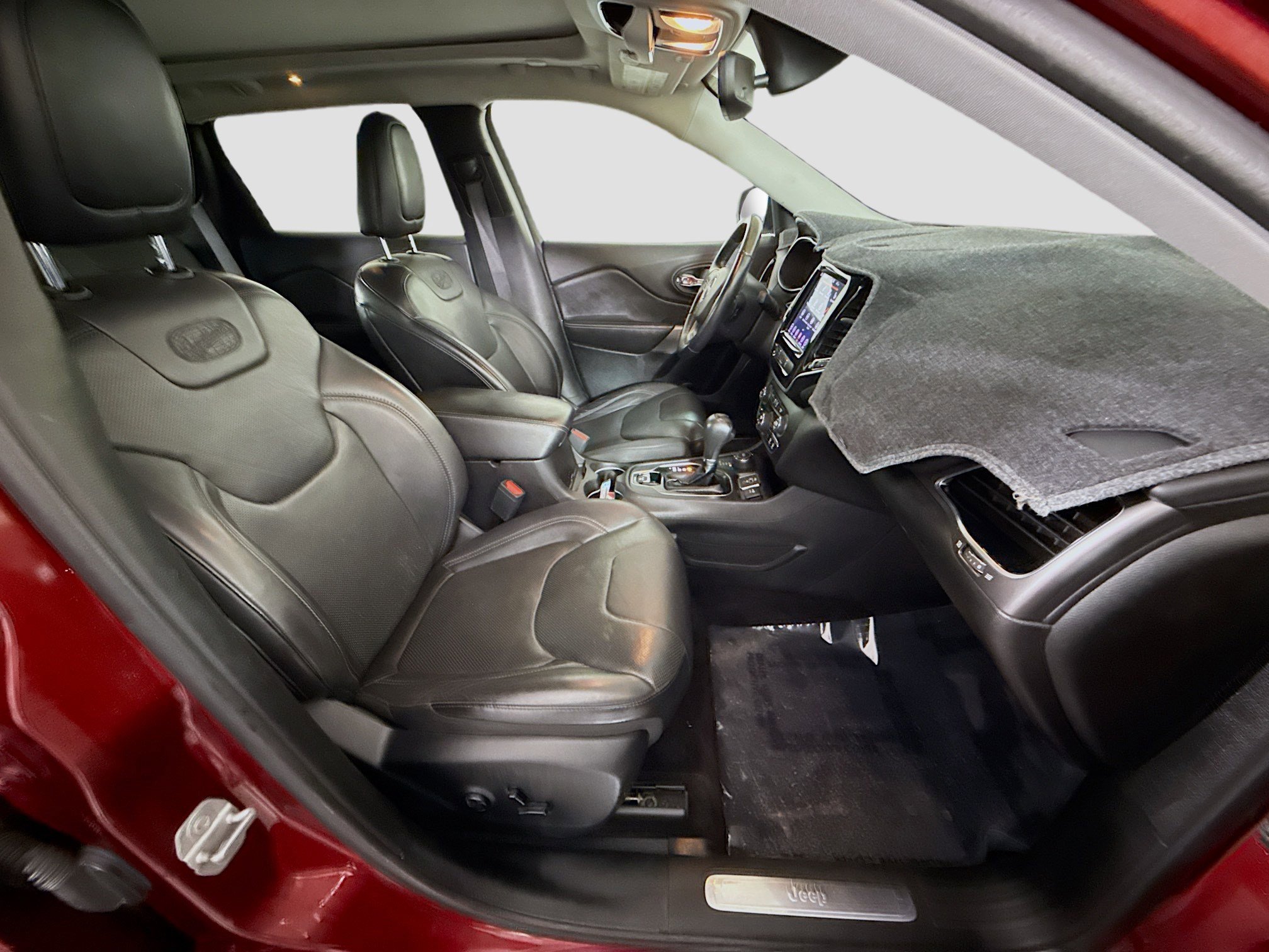 Used 2019 Jeep Cherokee Overland w/ Technology Group image 29