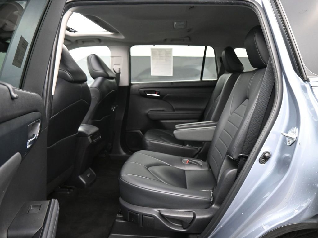 Used 2023 Toyota Highlander XLE image 16