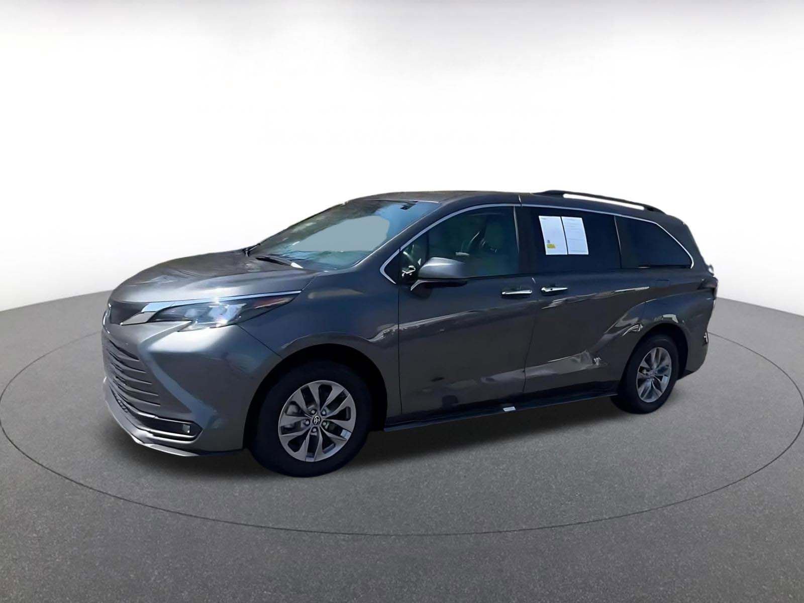 Used 2025 Toyota Sienna XLE image 8