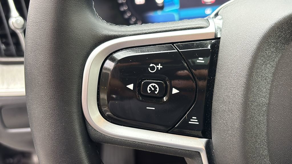 Certified 2025 Volvo XC60 B5 Plus AWD/4WD image 17