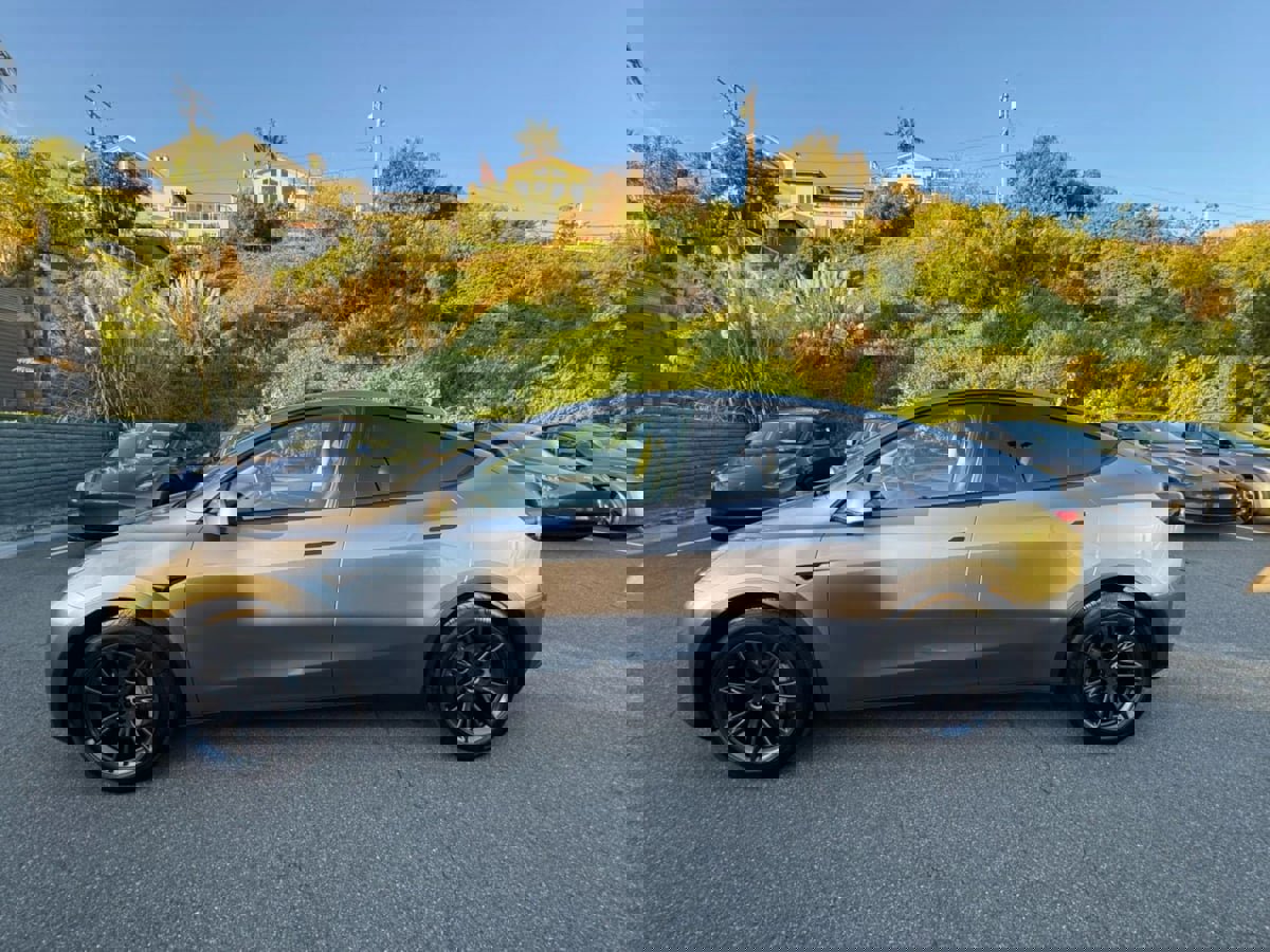 Used 2025 Tesla Model Y Long Range image 9