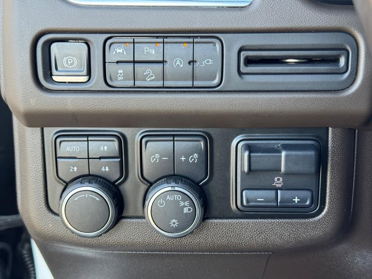 Used 2021 Chevrolet Suburban Z71 w/ Z71 Signature Package image 25