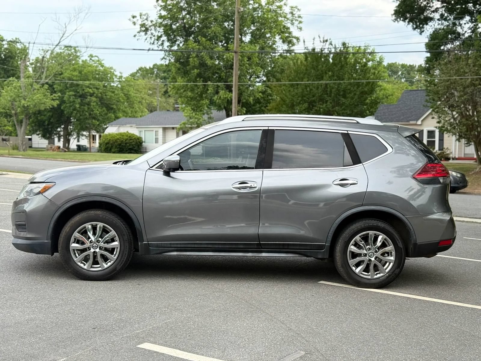 Used 2017 Nissan Rogue SV AWD/4WD image 3