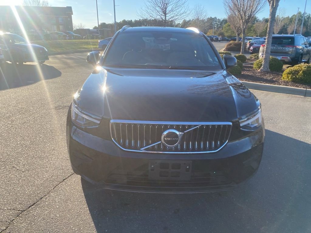 Used 2024 Volvo XC40 B5 Core image 2