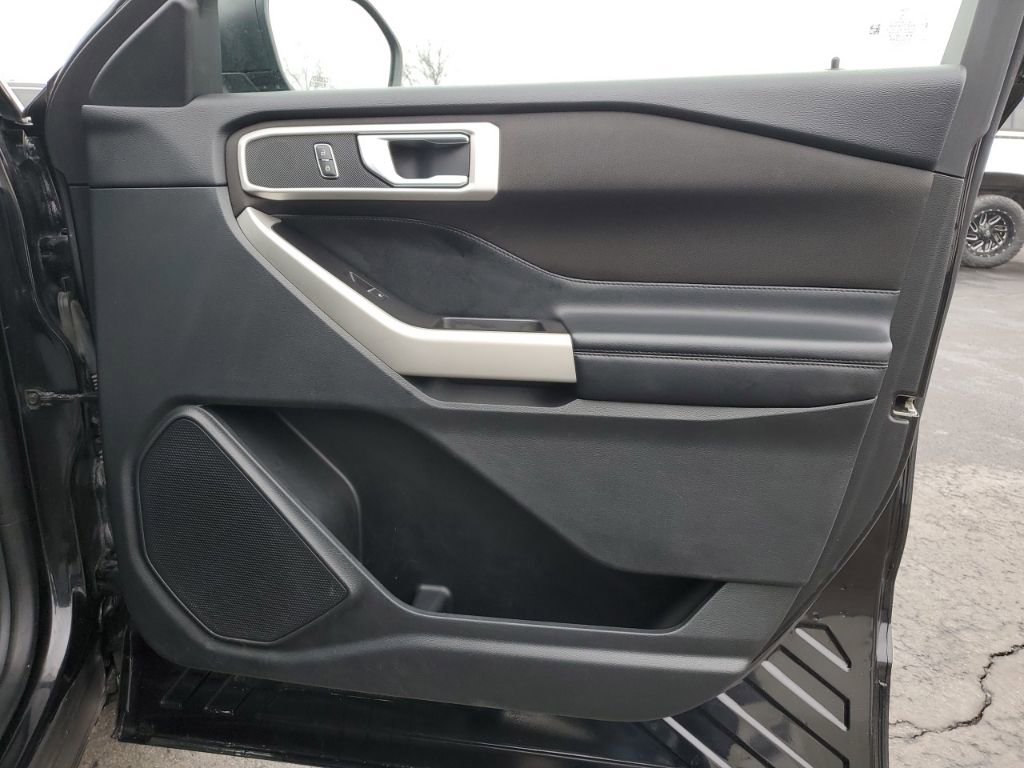 Used 2020 Ford Explorer XLT w/ Comfort Package image 32