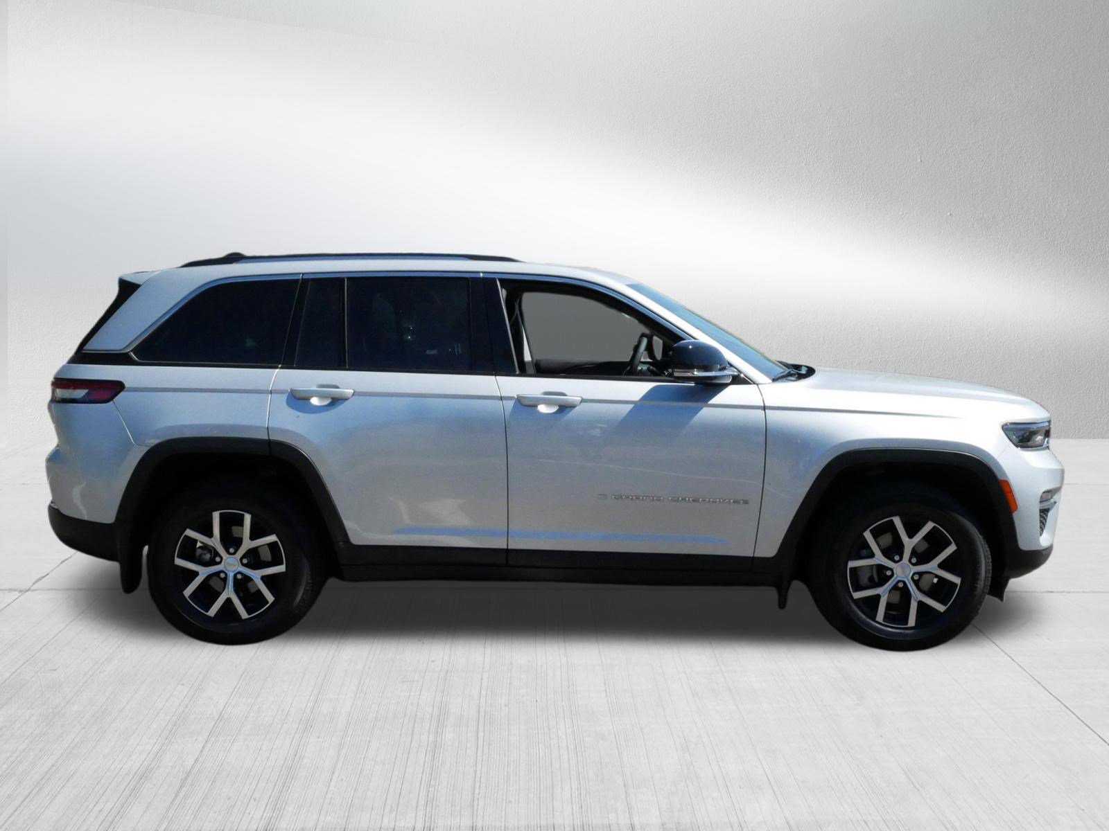 Used 2023 Jeep Grand Cherokee Limited w/ Trailer Tow Prep Group (B) AWD/4WD image 8