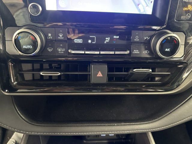 Used 2023 Toyota Highlander L AWD/4WD image 12
