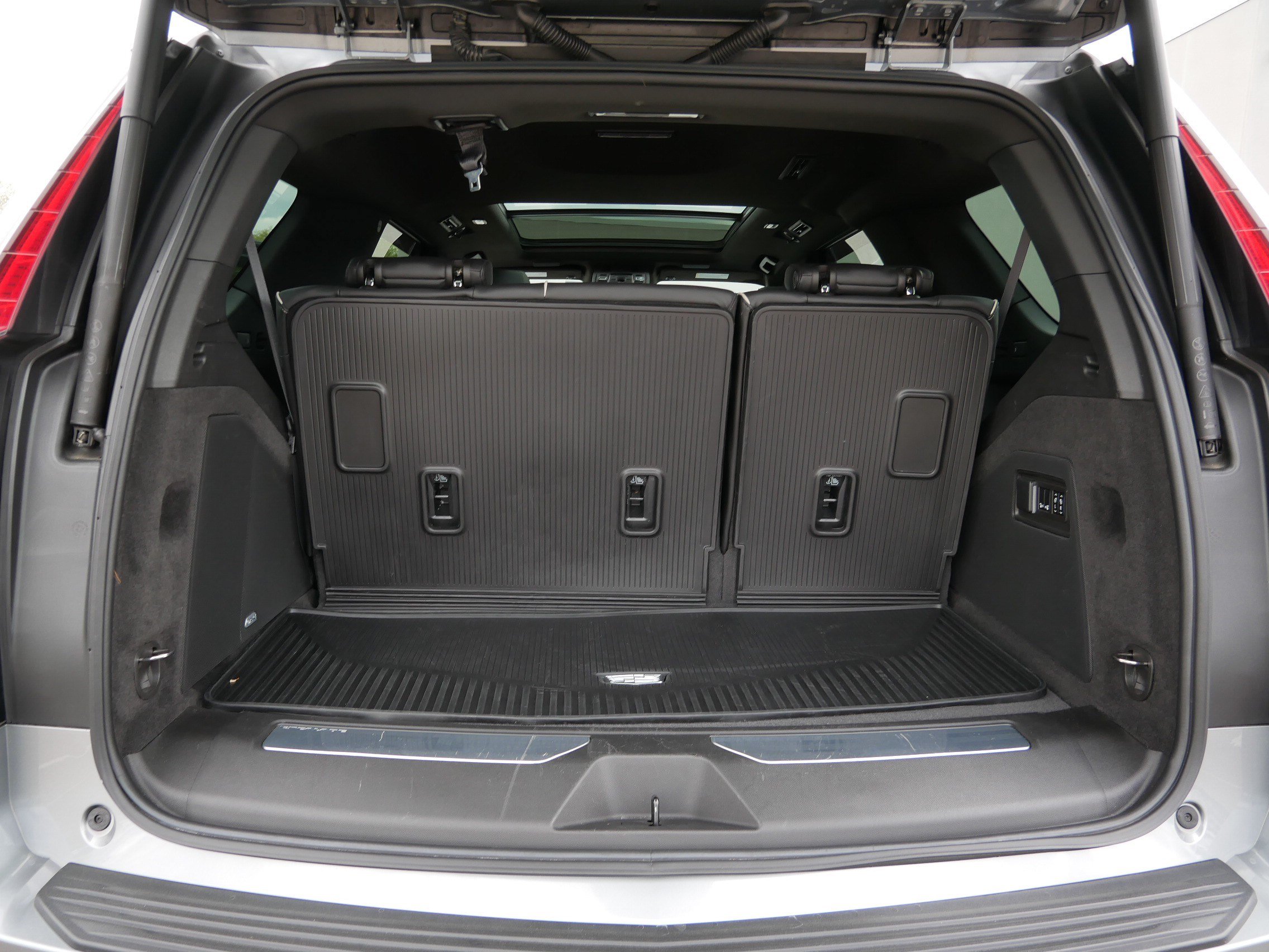 Certified 2023 Cadillac Escalade Premium Luxury w/ Performance Package AWD/4WD image 18