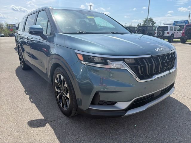 Used 2023 Kia Carnival EX image 3