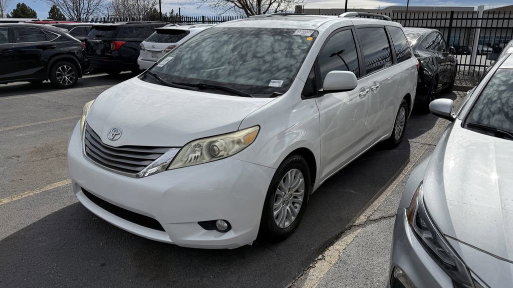 Used 2017 Toyota Sienna XLE w/ XLE Navigation Package image 2