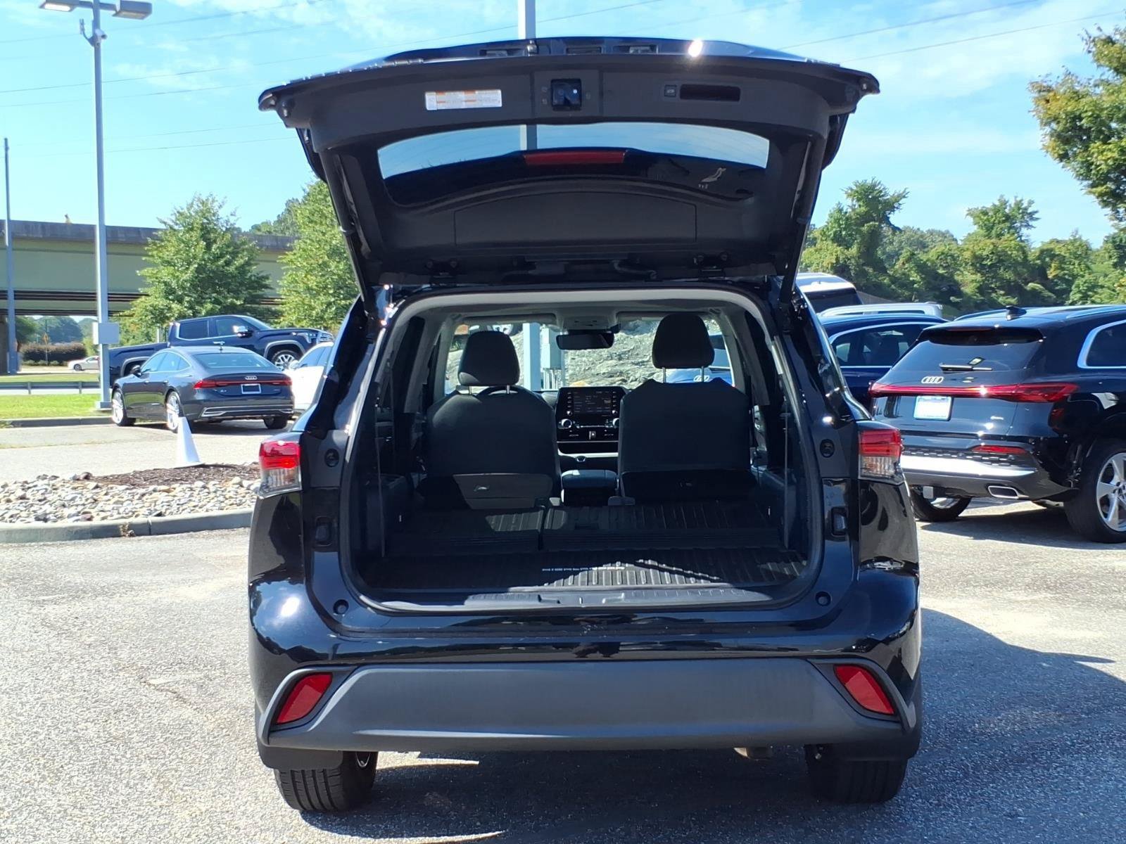 Used 2020 Toyota Highlander XLE AWD/4WD image 31
