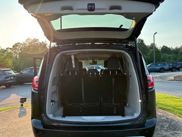 Used 2024 Chrysler Pacifica Touring-L FWD image 29