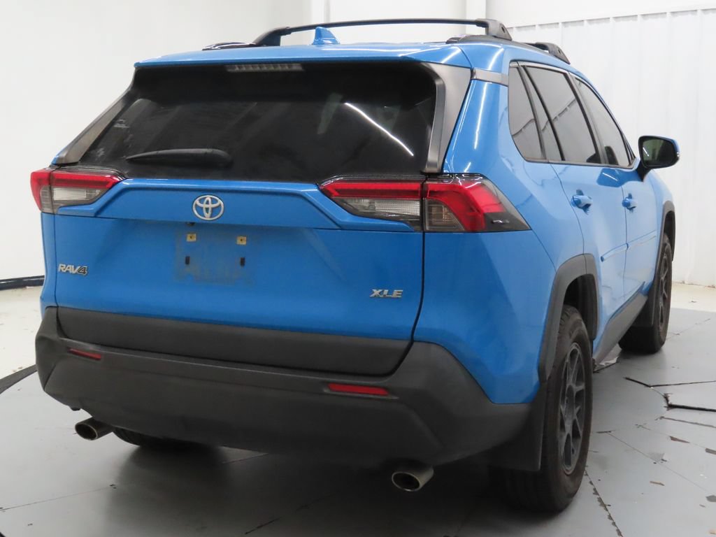 Used 2019 Toyota RAV4 XLE w/ Convenience Package FWD image 3